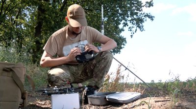 "Носимо подарунки росіянам": оператори безпілотників — про бойові вильоти на Харківщині "Носимо подарунки росіянам": оператори безпілотників — про бойові вильоти на Харківщині