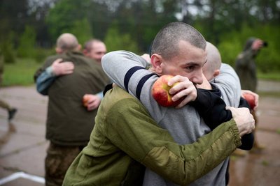 Українські захисники, які повернулися в Україну у рамках обміну 15 травня Українські захисники, які повернулися в Україну у рамках обміну 15 травня