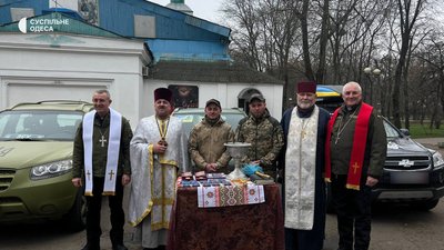 Одеські капелани освятили автомобілі для військових на Бахмутському напрямку Одеські капелани освятили автомобілі для військових на Бахмутському напрямку