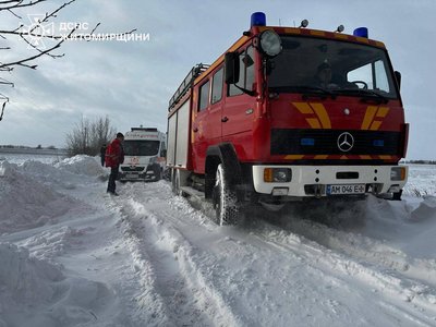 Рятувальники допомагали водіям на дорогах Житомирщини через негоду Рятувальники допомагали водіям на дорогах Житомирщини через негоду