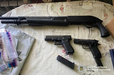 Зброя, яку вилучили правоохоронці при обшуку Зброя, яку вилучили правоохоронці при обшуку