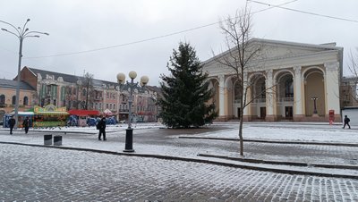 У Полтаві розпочали демонтаж ялинки на театральній площі У Полтаві розпочали демонтаж ялинки на театральній площі