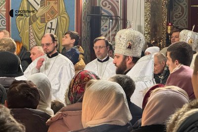 Кияни занурюються у крижану воду: 6 січня відзначається Водохреще Кияни занурюються у крижану воду: 6 січня відзначається Водохреще