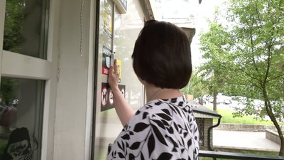 Жінка натискає тривожну кнопку, щоб викликати правоохоронців Жінка натискає тривожну кнопку, щоб викликати правоохоронців