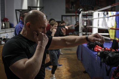 Під звуки вибухів на рингу: як працює школа боксу у Херсоні – фото Під звуки вибухів на рингу: як працює школа боксу у Херсоні – фото