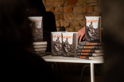 Новий "Сенс" на Хрещатику: як минув перший тиждень роботи та презентація книжки "Бахмут" Новий "Сенс" на Хрещатику: як минув перший тиждень роботи та презентація книжки "Бахмут"