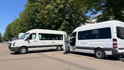 Один автобус придбали за гроші, які зібрали на благодійному вечорі, інший — передали партнери з-за кордону Один автобус придбали за гроші, які зібрали на благодійному вечорі, інший — передали партнери з-за кордону