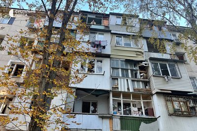 Вибиті вікна та пошкоджені автівки: фото наслідків від російської атаки БпЛА по Одесі Вибиті вікна та пошкоджені автівки: фото наслідків від російської атаки БпЛА по Одесі