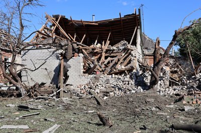 Зруйнований внаслідок російського авіаудару будинок у Дергачах, Харківська область Зруйнований внаслідок російського авіаудару будинок у Дергачах, Харківська область