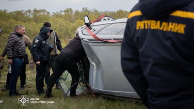 Із Десни на Чернігівщині дістали затонулий легковий автомобіль: пошуки власника тривають Із Десни на Чернігівщині дістали затонулий легковий автомобіль: пошуки власника тривають