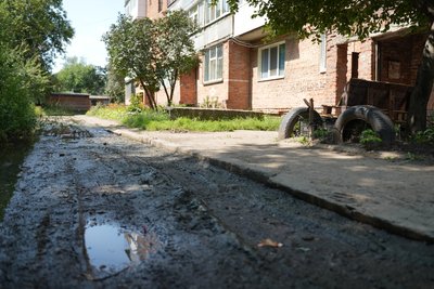 “Комарі, черв’яки, сморід, вікна не відкриєш": чому мешканці будинку у Сумах змушені жити в антисанітарних умовах “Комарі, черв’яки, сморід, вікна не відкриєш": чому мешканці будинку у Сумах змушені жити в антисанітарних умовах