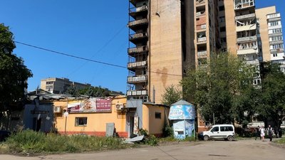 «Думала, помираю». Містяни розказали, як бомби били по 14-поверхівці в Краматорську «Думала, помираю». Містяни розказали, як бомби били по 14-поверхівці в Краматорську