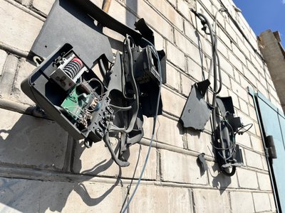 Пошкоджені багатоповерхівка та гаражі. Херсонці про наслідки обстрілу Центрального району Пошкоджені багатоповерхівка та гаражі. Херсонці про наслідки обстрілу Центрального району