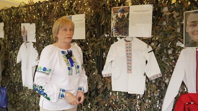"Їх вдягали Герої": у Вінниці влаштували виставку вишиванок загиблих військових "Їх вдягали Герої": у Вінниці влаштували виставку вишиванок загиблих військових