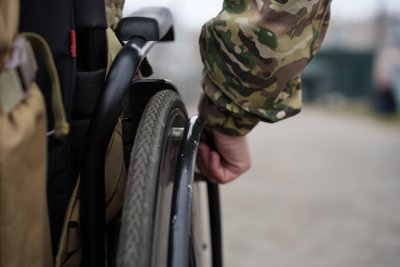 Ветеран на колісному кріслі Ветеран на колісному кріслі