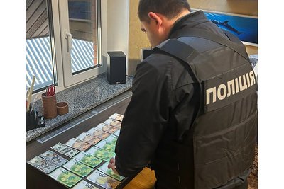 Затримали житомирянина, якого підозрюють у торгівлі автоматами і гранатами Затримали житомирянина, якого підозрюють у торгівлі автоматами і гранатами