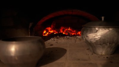 Жителька Житомирщини випікає хліб за сімейним рецептом Жителька Житомирщини випікає хліб за сімейним рецептом