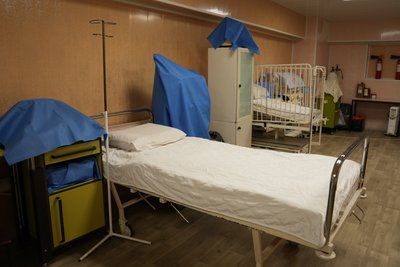 На ніч усі пацієнти спускаються в підвал: як у Херсоні в лікарні облаштували укриття