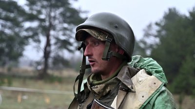 Як курсанти долають психологічну смугу перешкод та відпрацьовують евакуацію пораненого Як курсанти долають психологічну смугу перешкод та відпрацьовують евакуацію пораненого
