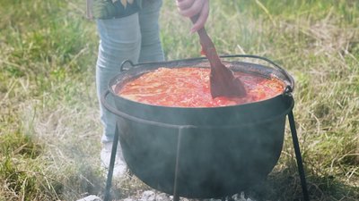 «Їхати за кислинкою на море, коли вона росте в Повчанському садку?»: рецепт борщу з порічками від господинь Дубенщини «Їхати за кислинкою на море, коли вона росте в Повчанському садку?»: рецепт борщу з порічками від господинь Дубенщини