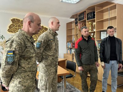 Оборонцям з Вінниччини вручили орден "За мужність" та відзнаки "Золотий Хрест" Оборонцям з Вінниччини вручили орден "За мужність" та відзнаки "Золотий Хрест"