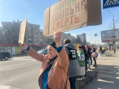 Мирна акція у Вінниці: рідні полонених та зниклих безвісти закликали не забувати про захисників Мирна акція у Вінниці: рідні полонених та зниклих безвісти закликали не забувати про захисників