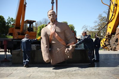 У Києві зносять композицію на честь Переяславської ради під колишньою Аркою Дружби народів У Києві зносять композицію на честь Переяславської ради під колишньою Аркою Дружби народів