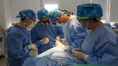 У Закарпатській обласній дитячій лікарні стартували операції за участі хірургів із США У Закарпатській обласній дитячій лікарні стартували операції за участі хірургів із США