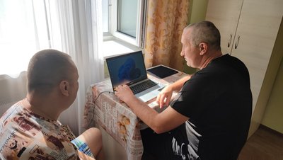 Чоловік з порушенням зору навчається працювати з комп'ютером