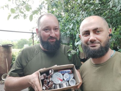 саймон, бівіс, снікерс, барні саймон, бівіс, снікерс, барні