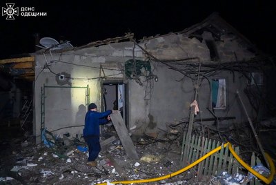 Унаслідок атаки РФ на Одесу постраждали троє людей: ДСНС показали наслідки удару БпЛА Унаслідок атаки РФ на Одесу постраждали троє людей: ДСНС показали наслідки удару БпЛА