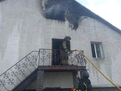 Вночі Житомирщину атакували дронами та ракетами: пошкоджено приватні будинки й підприємство Вночі Житомирщину атакували дронами та ракетами: пошкоджено приватні будинки й підприємство