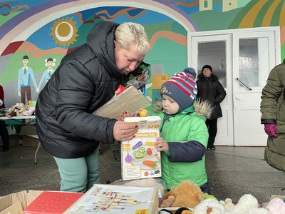 Вихованці київських дитсадків передали півтори тисячі новорічних подарунків дітям з Херсонського району Вихованці київських дитсадків передали півтори тисячі новорічних подарунків дітям з Херсонського району