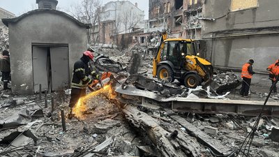 Розбір завалів внаслідок вибуху в Київському районі Харкова, 3 січня 2026 року Розбір завалів внаслідок вибуху в Київському районі Харкова, 3 січня 2026 року