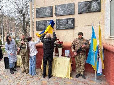 У ліцеї на Одещині відкрили меморіальні дошки двом загиблим захисникам У ліцеї на Одещині відкрили меморіальні дошки двом загиблим захисникам
