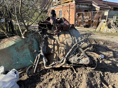 Наслідки атаки дронів на Чугуїв на приватному подвір'ї Наслідки атаки дронів на Чугуїв на приватному подвір'ї