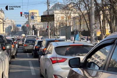 Через обмеження руху транспорту у центрі Києва утворилися затори Через обмеження руху транспорту у центрі Києва утворилися затори