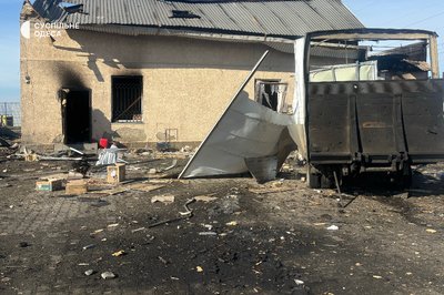 Згорілі автомобілі та зруйнований автомагазин: наслідки нічної атаки РФ на Одещину Згорілі автомобілі та зруйнований автомагазин: наслідки нічної атаки РФ на Одещину