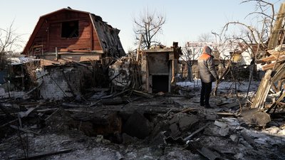 "Вікон та стелі немає, а ялинка вистояла": що розповідають мешканці пошкоджених будинків про атаку РФ на Чернігів "Вікон та стелі немає, а ялинка вистояла": що розповідають мешканці пошкоджених будинків про атаку РФ на Чернігів
