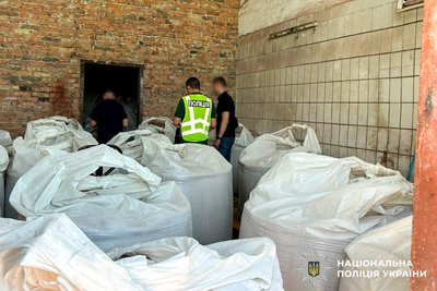 Продавали фальсифікат замість мінеральних добрив: на Рівненщині викрили організовану групу — прокуратура Продавали фальсифікат замість мінеральних добрив: на Рівненщині викрили організовану групу — прокуратура