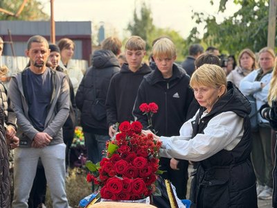 «Дві години побув, і більше в мене нема сина». У Синельниковому попрощалися з 15-річним Русланом, загиблим через удар РФ «Дві години побув, і більше в мене нема сина». У Синельниковому попрощалися з 15-річним Русланом, загиблим через удар РФ