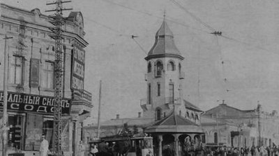 Будівля підстанції та зупинки трамваїв у центрі міста Будівля підстанції та зупинки трамваїв у центрі міста