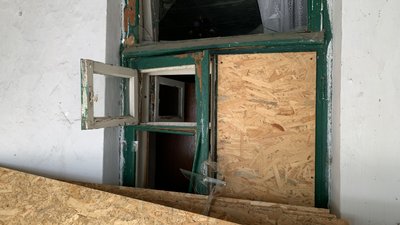 Вибите вікно внаслідок російської атаки на Миколаїв Вибите вікно внаслідок російської атаки на Миколаїв