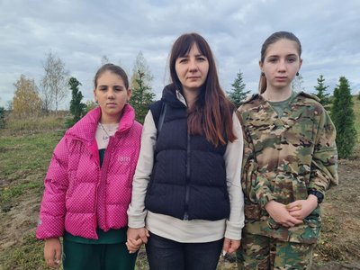 Вдова Героя України Кирила Марача Людмила Марач з доньками Вдова Героя України Кирила Марача Людмила Марач з доньками