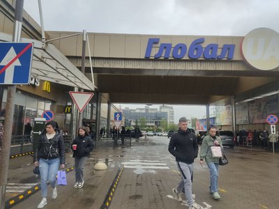 У Житомирі поліція перевіряла інформацію про мінування торговельного центру У Житомирі поліція перевіряла інформацію про мінування торговельного центру