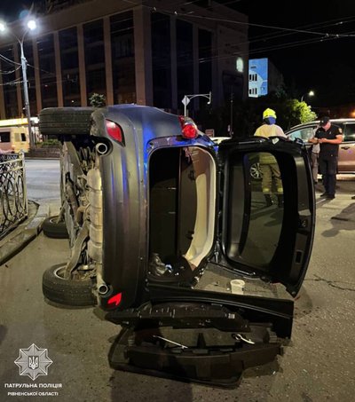 У центрі Рівного зіткнулись два авто, одне з них — перекинулось на бік У центрі Рівного зіткнулись два авто, одне з них — перекинулось на бік