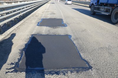На Харківщині латають ями на дорогах гарячим асфальтом На Харківщині латають ями на дорогах гарячим асфальтом
