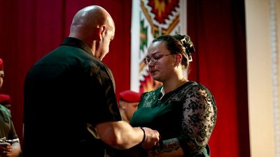 Анастасія Дударенко, родини загиблих бійців 44-ої артбригади, вручення посмертних нагород Анастасія Дударенко, родини загиблих бійців 44-ої артбригади, вручення посмертних нагород