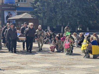 У Первомайську провели в останню путь воїна Максима Романова У Первомайську провели в останню путь воїна Максима Романова