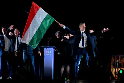 Лідер опозиційної партії "Тиса" Петер Мадяр розмахує угорським прапором після оголошення результатів парламентських виборів, які виграла його партія. Будапешт, Угорщина, 12 квітня 2026 року Лідер опозиційної партії "Тиса" Петер Мадяр розмахує угорським прапором після оголошення результатів парламентських виборів, які виграла його партія. Будапешт, Угорщина, 12 квітня 2026 року